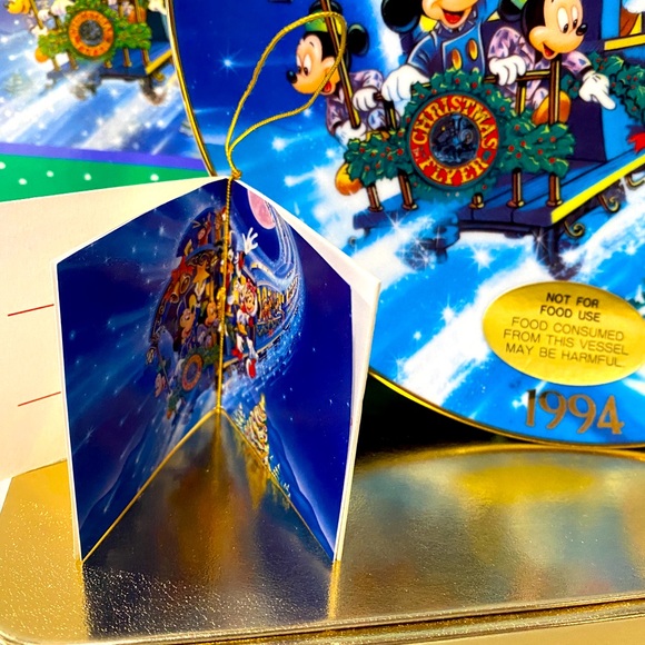 DISNEY STORE NWT VTG 1994 CHRISTMAS IT’S A SMALL WORLD COMMEMORATIVE PLATE JAPAN - Picture 7 of 16